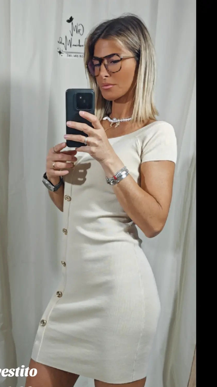 Vestito con bottoni
